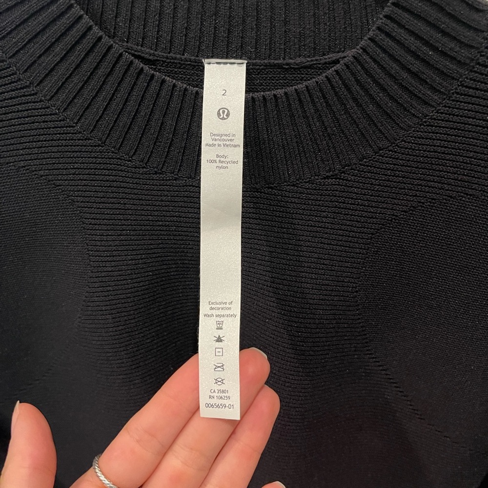 NWOT lululemon sweater size 2 - Picture 3 of 3